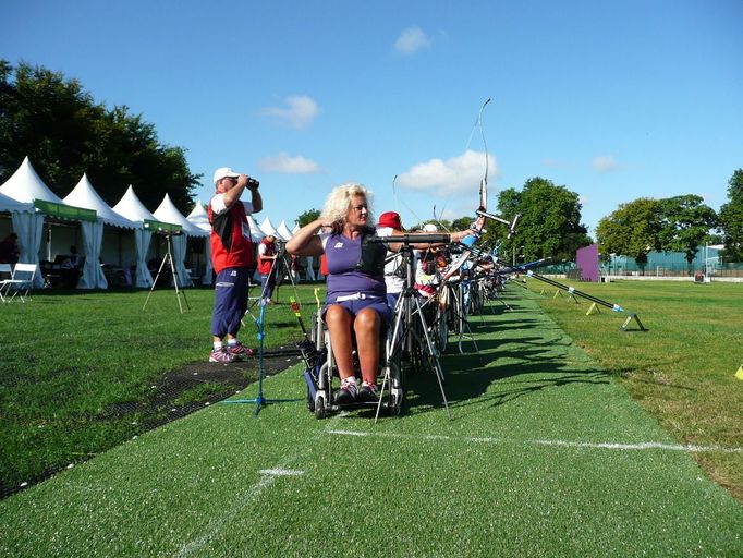 Na MČR v terčové lukostřelbě soutěžili i handicapovaní. Nejlépe střílela zkušená Lenka Kuncová.