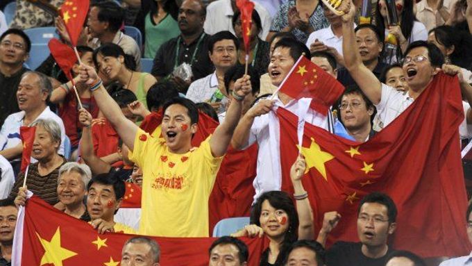 Čína zažívá v Pekingu obrovský sportovní triumf.
