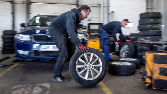 Opatrní Češi přicházejí na chuť celoročním pneumatikám. Mají je víc i auta z bazarů