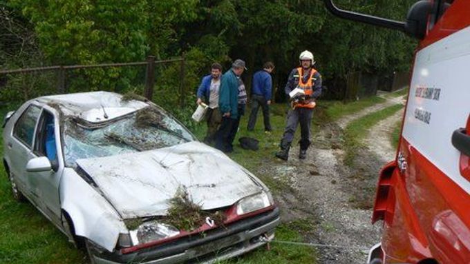 Auto museli hasiči vrátit na kola naviákem