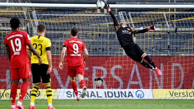 Míč se snáší do branky Dortmundu po skvělém lobu, který vymyslel Joshua Kimmich