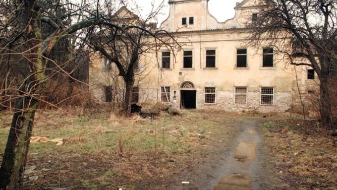 Takhle vypadala břevnovská Kajetánka v roce 1999. Měla ale štěstí. Její rekonstrukce se chytl šikovný developer a dnes v ní jsou luxusní byty, kam se brzo začnou stěhovat majitelé.