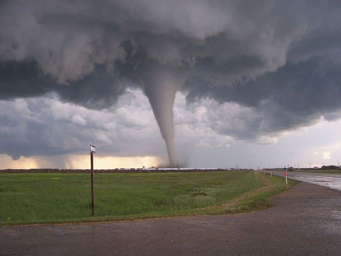 F5 tornado touches down in Elie, Canada