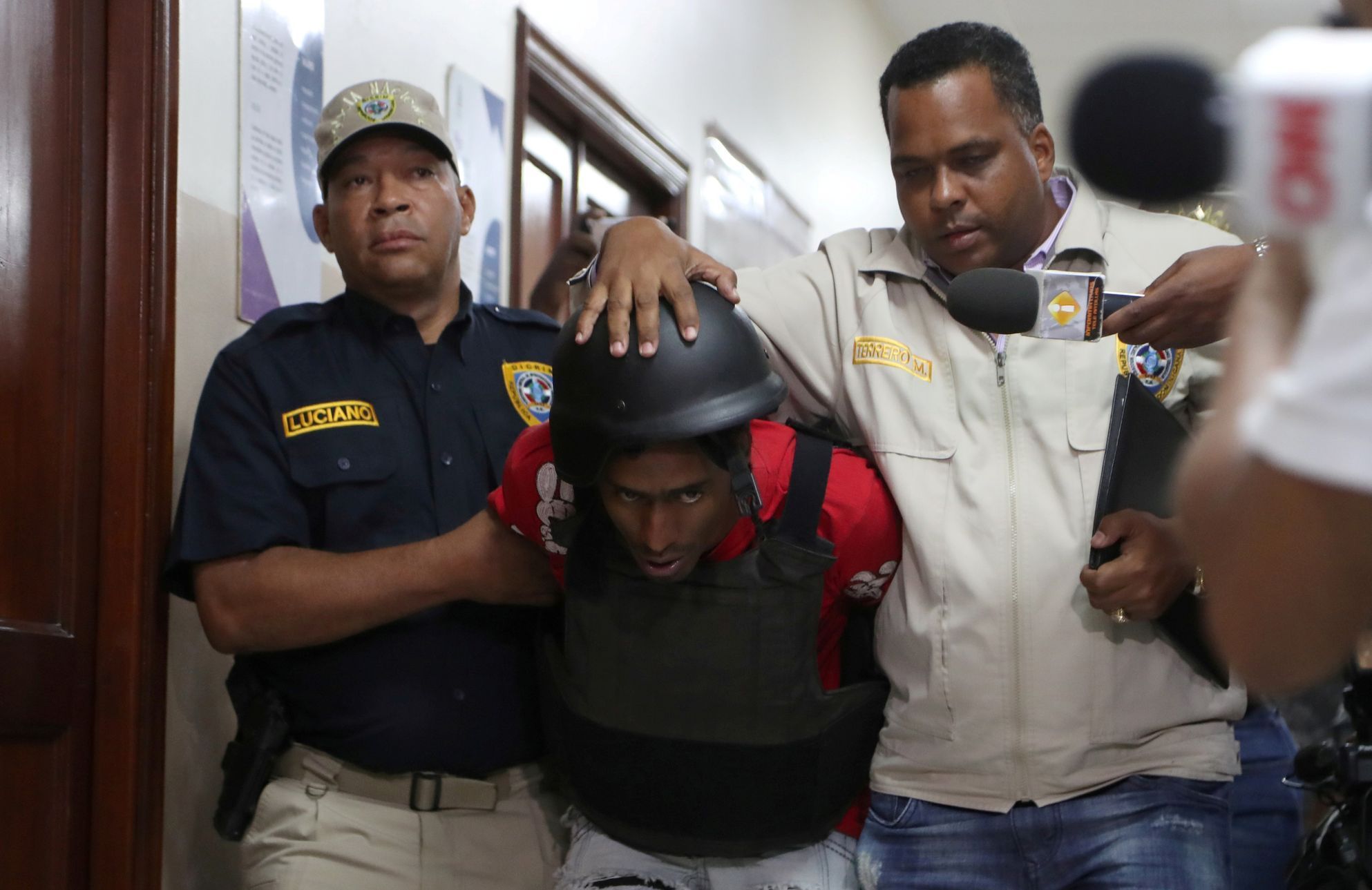 Jeden z podezřelých ze střelby na baseballovou legendu Davida Ortize je eskortován k soudu v Dominikánské republice