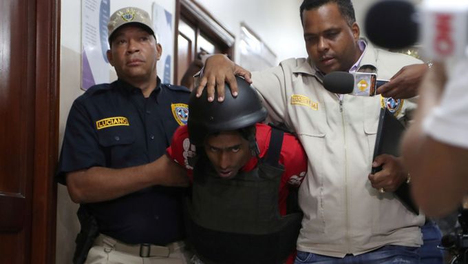Jeden z podezřelých ze střelby na baseballovou legendu Davida Ortize je eskortován k soudu v Dominikánské republice