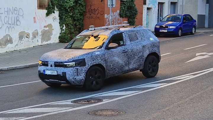 Po Praze jezdí tajemná Dacie. Rumuni v Česku testují nový Duster, dostane i hybrid