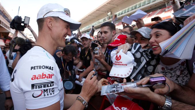 Michael Schumacher je pořád miláčkem fanoušků na celém světě. Teď si ho užije také Praha.
