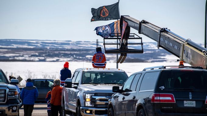 Lidé v Kanadě uctili památku hokejisty Colbyho Cavea, který zemřel po krvácení do mozku.