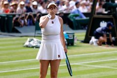 Wimbledon má senzační finalistku z USA. V infarktové bitvě vyřadila Sabalenkovou