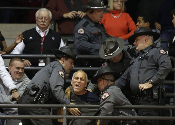 U.S. President Barack Obama is interupted by an anti-abortion protester as he speaks at a campaign event at Fifth Third Arena at the University of Cincinnati, November 4, 2012. Police carried the man away in handcuffs. REUTERS/Larry Downing (UNITED STATES - Tags: POLITICS USA PRESIDENTIAL ELECTION ELECTIONS) Published: Lis. 5, 2012, 2:29 dop.