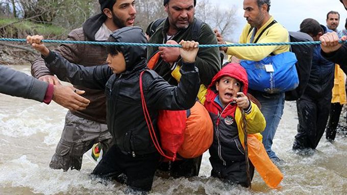 Při překonávání makedonské hranice přes řeku Suvu zahynuli tři lidé. Jan Šibík dramatický přechod stovek uprchlíků zaznamenal na mobilní telefon.