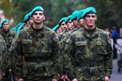 Česká zbrojovka dodá armádě tisíce pušek a pistolí, ministerstvo zaplatí stovky milionů