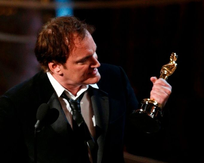 Quentin Tarantino se soškou za nejlepší původní scénář k filmu Nespoutaný Django.