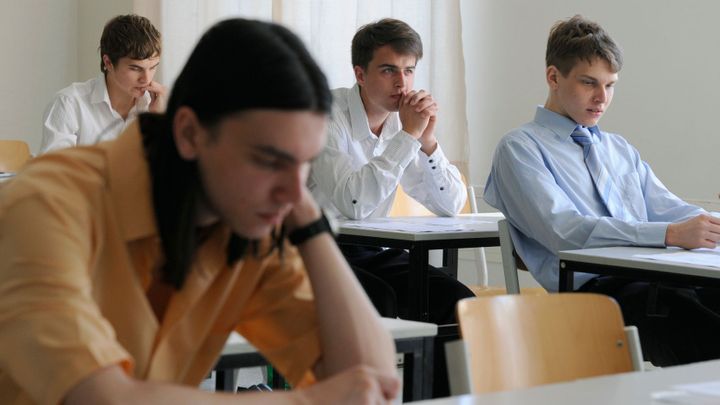 Matematiku letos zvládlo více maturantů než loni, v češtině se studenti zhoršili