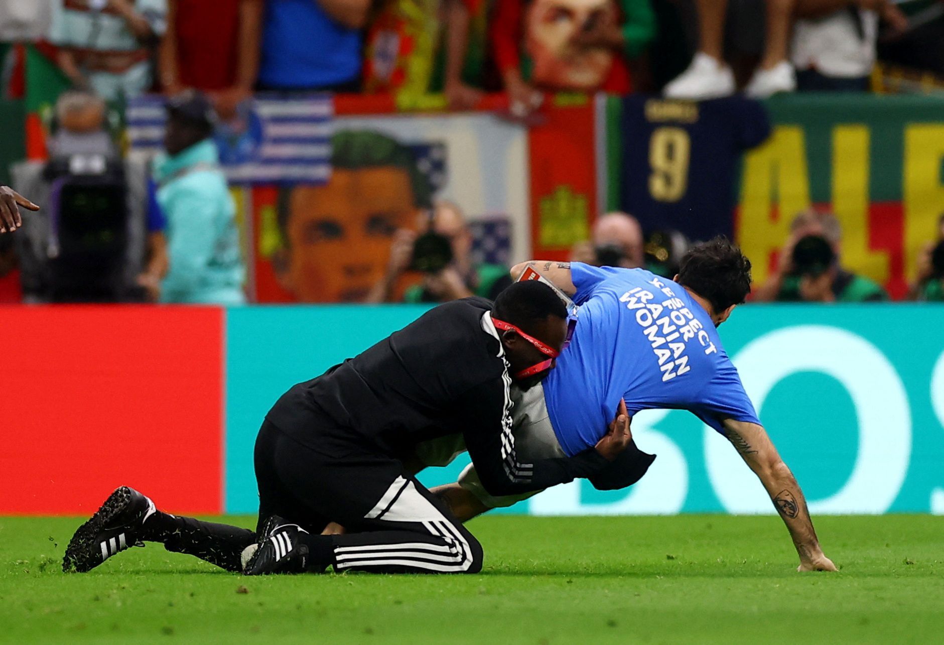 Zápas Portugalska s Uruguayí narušil jeden z diváků v Lusailu politickými hesly