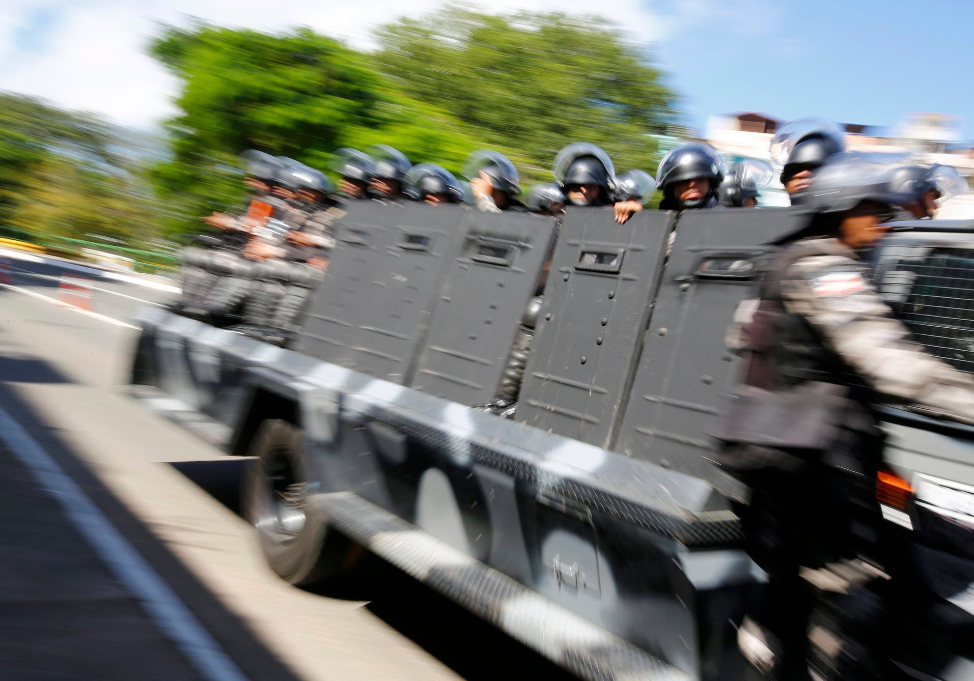 Manévry před zápasem Brazílie - Itálie na Poháru FIFA (Salvador)