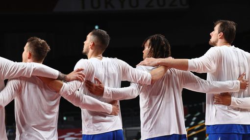 Čeští basketbalisté před úvodním zápasem proti Íránu na LOH 2020.