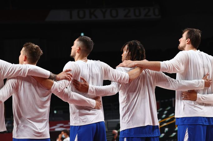 Čeští basketbalisté před úvodním zápasem proti Íránu na LOH 2020.