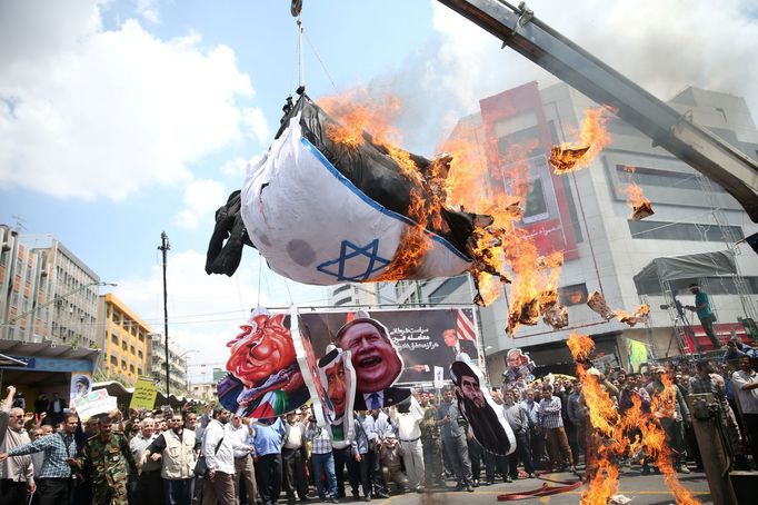 Iránská továrna ve městě Khomein, jihozápadně od hlavního města Teheránu, kde vyrábějí vlajky USA a Izraele, které se pak pálí na demonstracích.