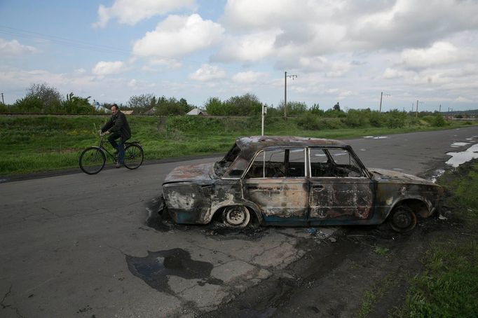 Ohořelý automobil u Slavjansku.