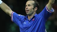 Radek Štěpánek za dvě hodiny a 34 minuty vyhrál nad Juanem Mónakem v poměru 7:6, 6:3 a 6:2. Pojďme si jejich duel v úvodní dvouhře semifinále Davis Cupu projít v naší galerii...