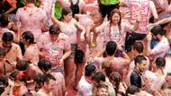 Tradiční rajčatové bitvy La Tomatina se účastnilo asi 20 000 lidí. Podívat se přijeli i turisté.