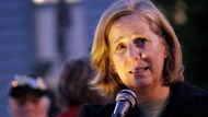 Míriová aktivistka Cindy Sheehan promlouvá na smuteční vigílii.
