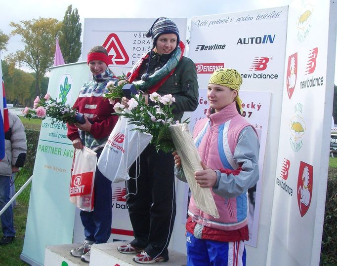 Ženy z elitní kategorie na stupních vítězů: 1. Lenka Všetečková (uprostřed), 2. Marta Vlčovská (vlevo), 3. Lucie Křížová (vpravo).