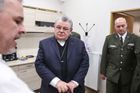 Kardinál Dominik Duka navštívil kriminalistické oddělení Vojenské policie.