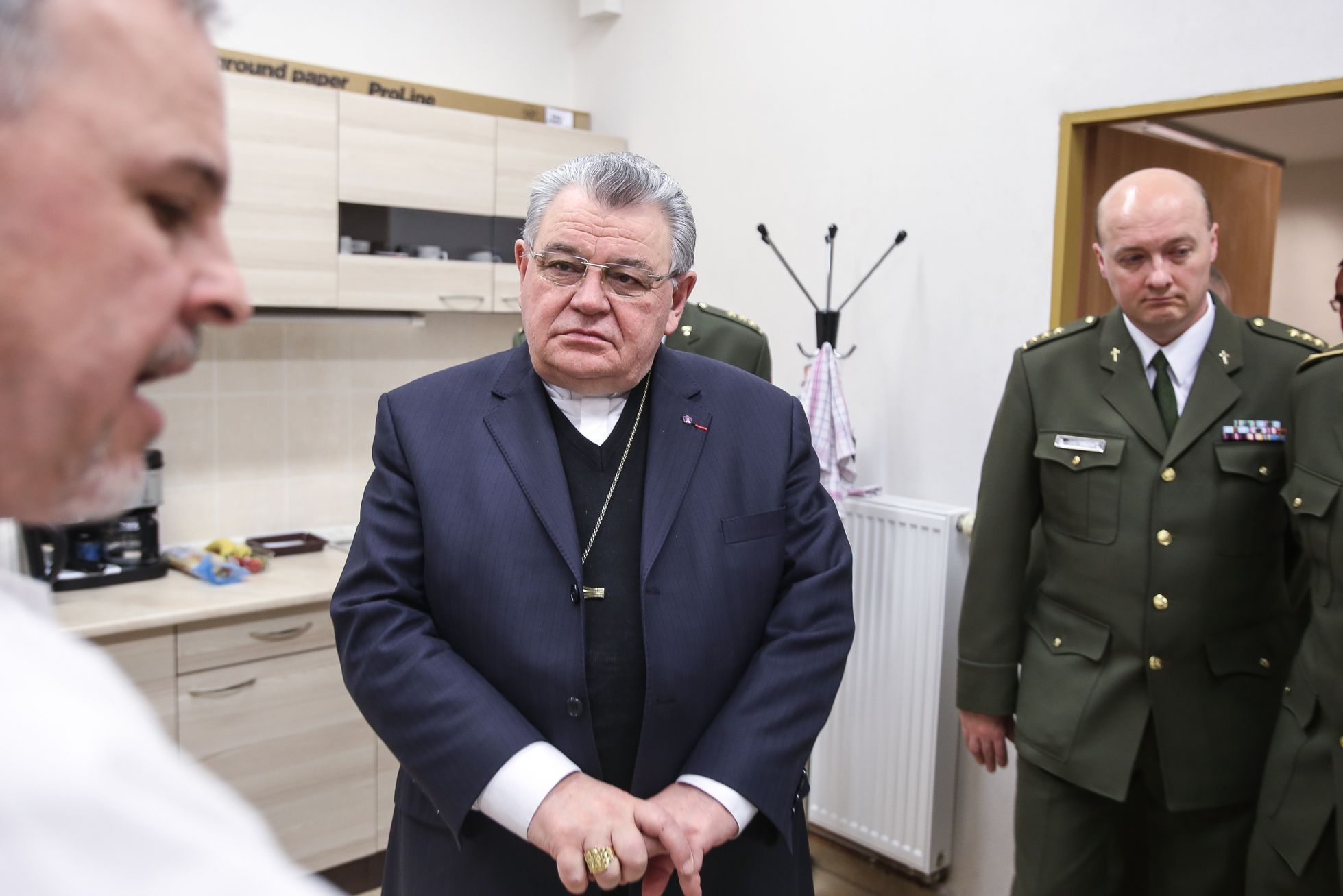 Kardinál Dominik Duka navštívil kriminalistické oddělení vojenské policie