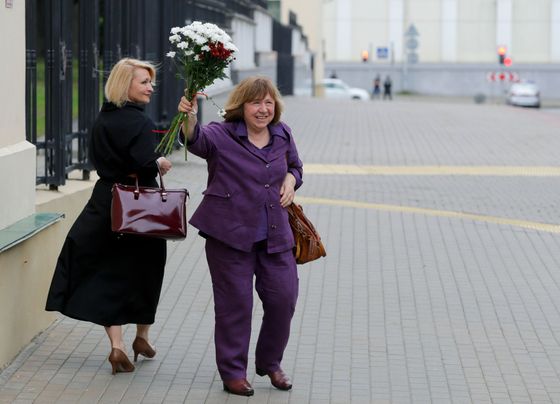 V době běloruských protestů proti Alexandru Lukašenkovi v roce 2020 dostávala Světlana Alexijevičová (vpravo) květiny od kolemjdoucích.