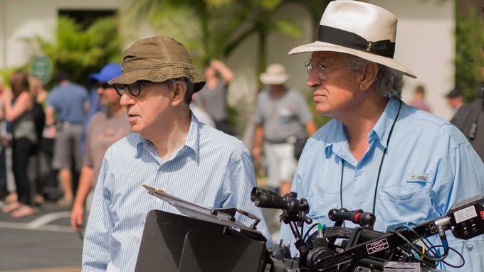 Na snímku z roku 2015 je Woody Allen (vlevo) při natáčení s kameramanem Vittoriem Storarem.