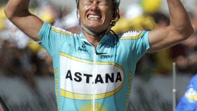 Kazachstánský cyklista Alexander Vinokurov se raduje z vítězství v 15. etapě Tour de France.