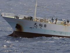 Posádka čínské lodi, držená skupinou ozbrojených pirátů.