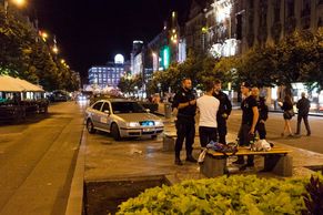 Foto: Razie na Václavském náměstí. Dealeři drog, prostitutky a naháněči do klubů