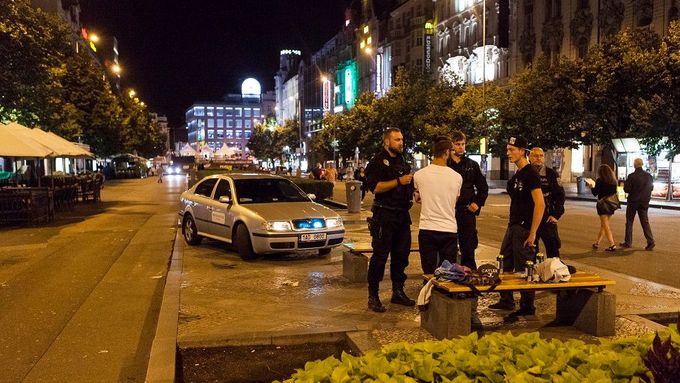 Foto: Razie na Václavském náměstí. Dealeři drog, prostitutky a naháněči do klubů