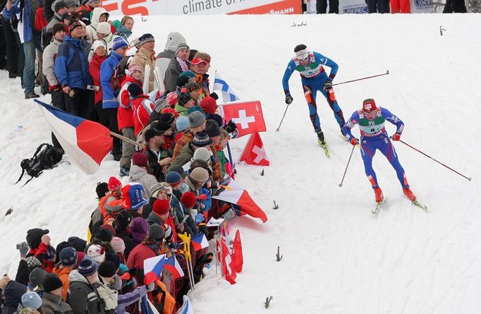 Zde Bauer s Gaillardem pro tento závod naposledy, při průjezdu kolem diváků.