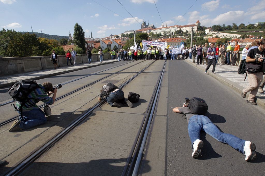 Demonstrace - policisté a zdravotníci