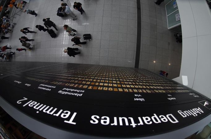 A departures board is pictured at Munich Airport, September 4, 2012. Deutsche Lufthansa, Germany's biggest airline, cancelled hundreds of flights in Frankfurt, Berlin and Munich on Tuesday as cabin crew launched a second round of strikes in a row over pay and conditions. The strike action follows a walkout on Friday that left 26,000 passengers stranded and caused millions of euros in lost revenues. REUTERS/Michael Dalder (GERMANY - Tags: POLITICS BUSINESS EMPLOYMENT TRANSPORT CIVIL UNREST) Published: Zář. 4, 2012, 12:44 odp.