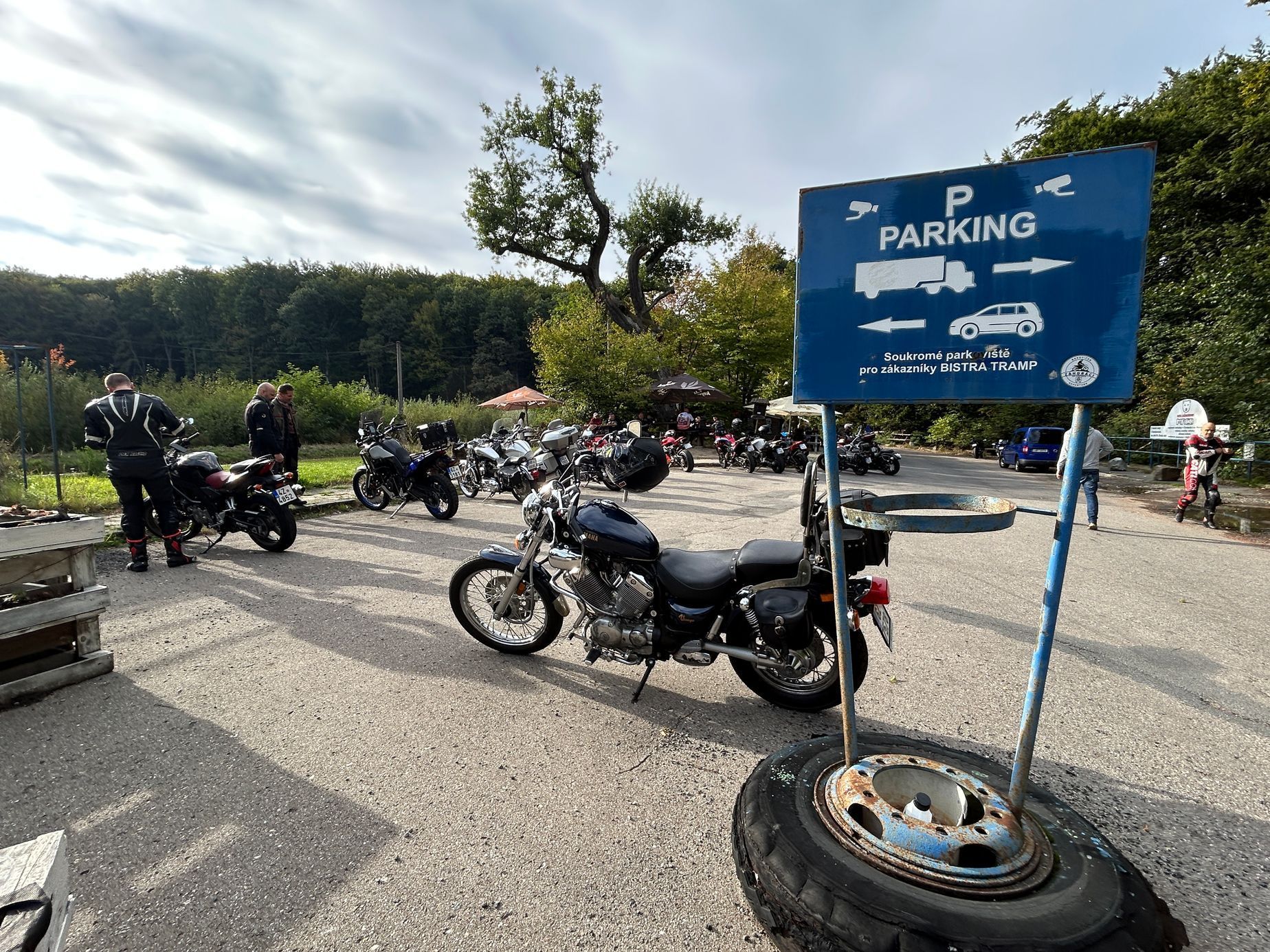 Buchlovské lesy, zatáčky, motorkáři, radary, nehody