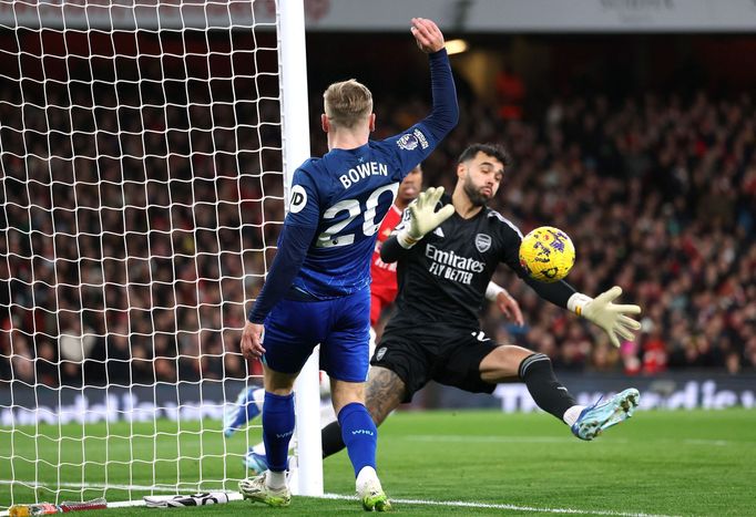 Útočník West Hamu Jarrod Bowen vrací v klíčové situaci míč před branku Arsenalu, Tomáš Souček vzápětí dá první gól zápasu