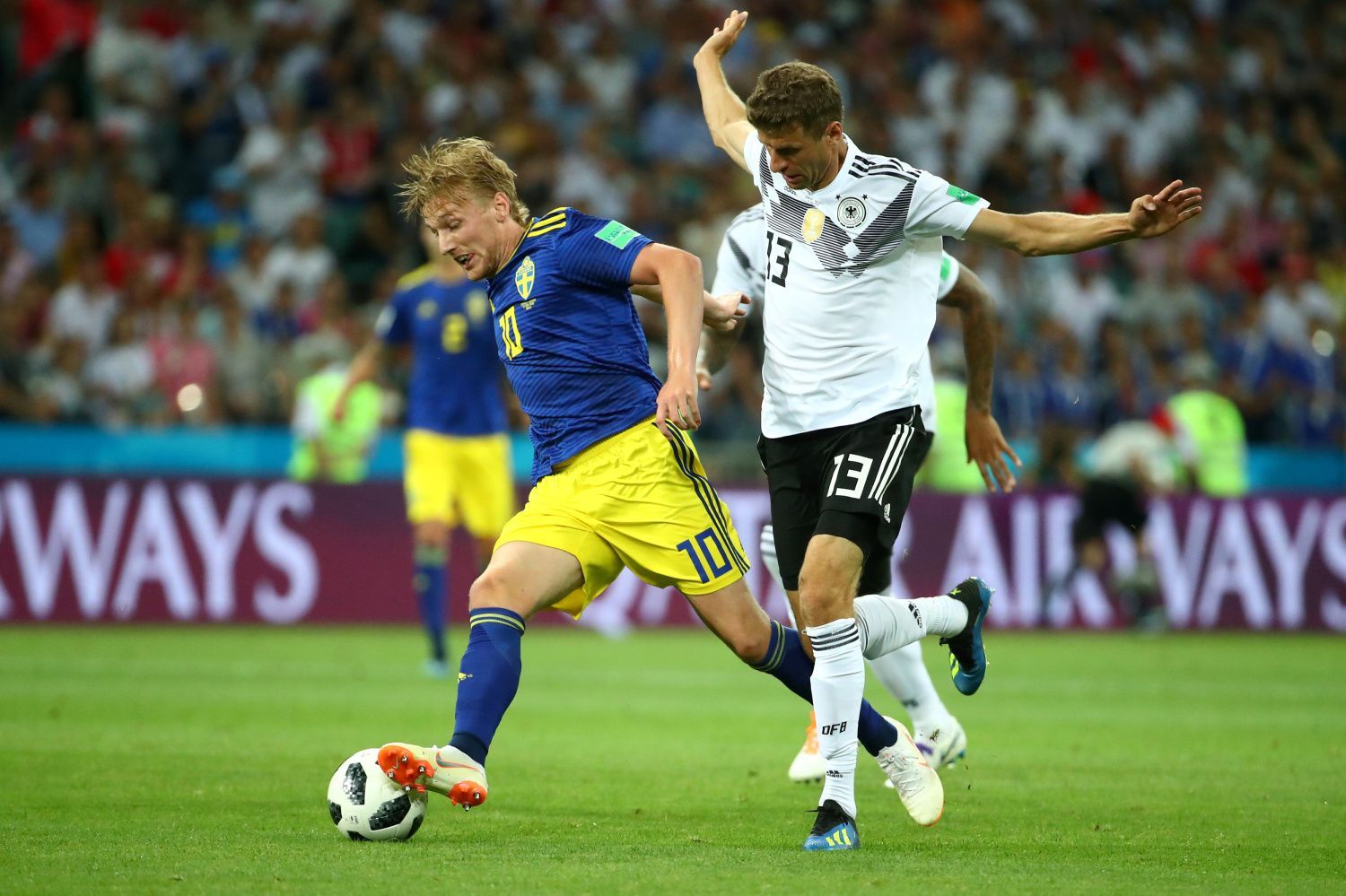 Emil Forsberg a Thomas Müller v zápase Německo - Švédsko na MS 2018