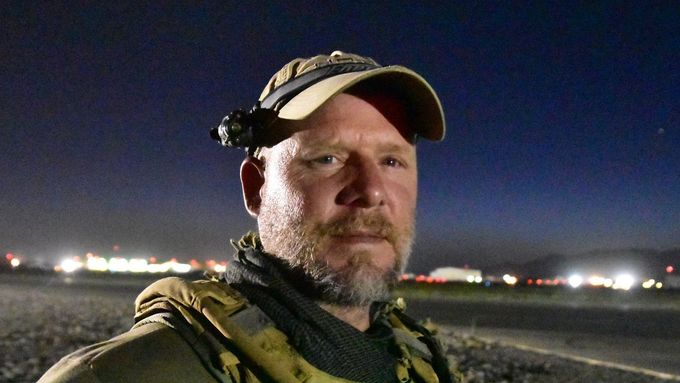 David Gilkey na letišti v Kandaháru. Americký fotoreportér přišel o život při útoku, za nímž zřejmě stojí radikální hnutí Tálibán.