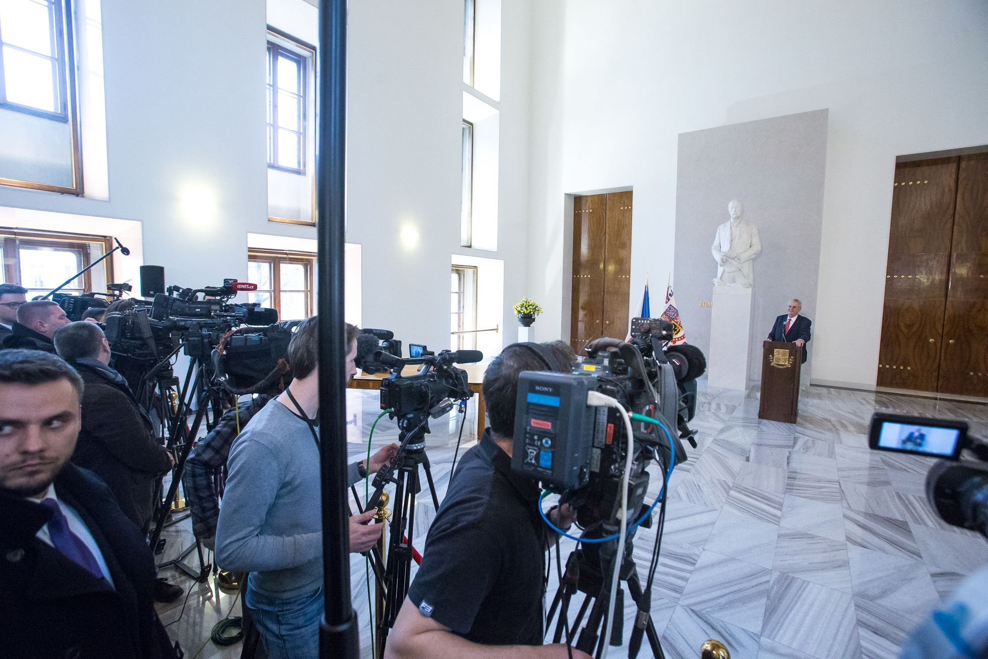 Miloš Zeman oznámil kandidaturu na prezidenta - jeho TK, aktivisté před Hradem