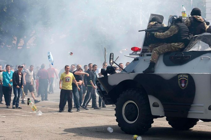 Příslušníci ukrajinské Národní gardy nacvičují v Oděse zásah proti demonstrantům.