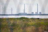 Záporožská elektrárna, kterou aktuálně okupují Rusové. Největší jaderná elektrárna v Evropě stojí na břehu Dněpru. Toto je pohled z ukrajinské strany řeky.