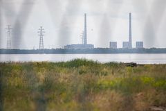 Záporožská jaderná elektrárna, kterou kontrolují Rusové. Stojí na druhém břehu Dněpru, prakticky na dohled od obce Marhanec.