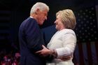 Manželé Clintonovi loni vydělali 10,6 milionu dolarů. Trump odmítá zveřejnit své daňové přiznání