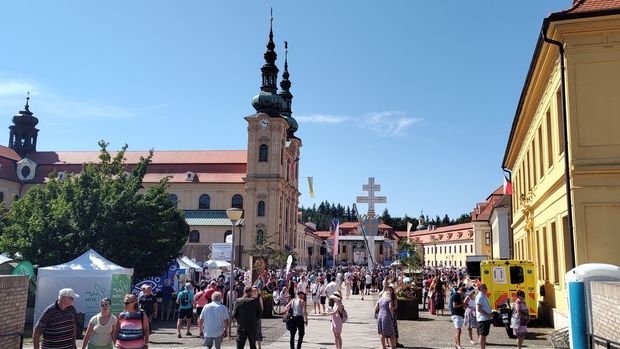 "Snad nový papež dojede." Poutníci ve Velehradě si přejí brzkou návštěvu Lva XIV.