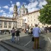 Malostranské náměstí v Praze před a po zrušení parkoviště